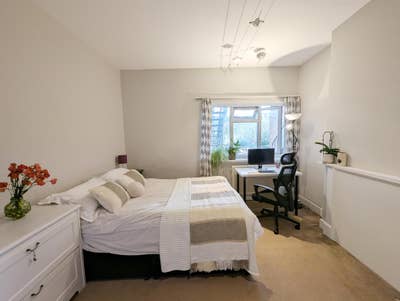 Double room in a 2 bed Flat  | 2min walk from tube Main Photo