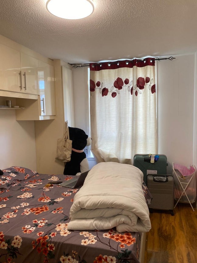 A room available in a double bedroom house  Main Photo