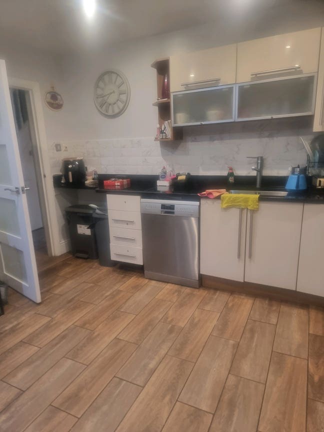 Spacious single room Main Photo