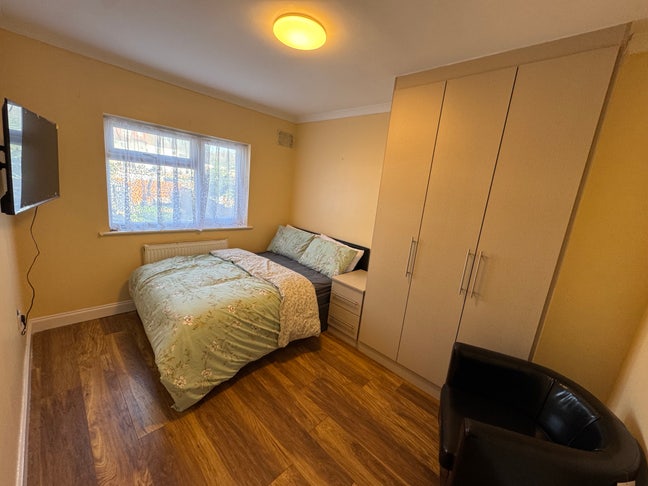 Spacious double bedrooms-Shared house (Sutton,SM1) Main Photo