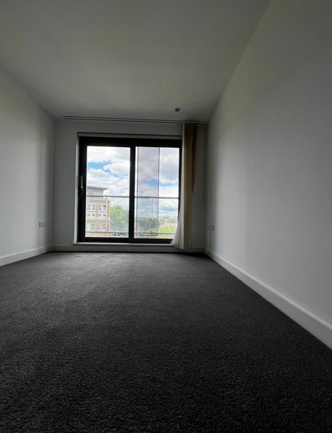 Spacious double bedroom next to Elizabeth line Main Photo