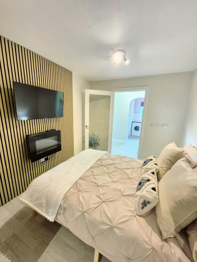 Modern private suite.  Main Photo