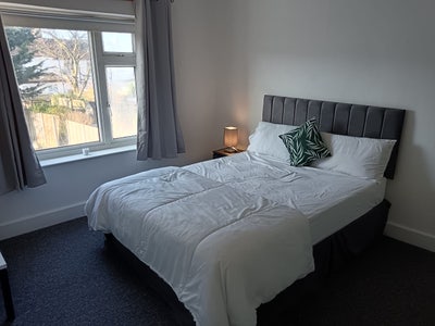 Lovely bright garden facing room Main Photo