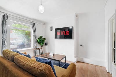 Spacious 2-Bed House in SW16 – Sleeps up to 5 – Al Main Photo