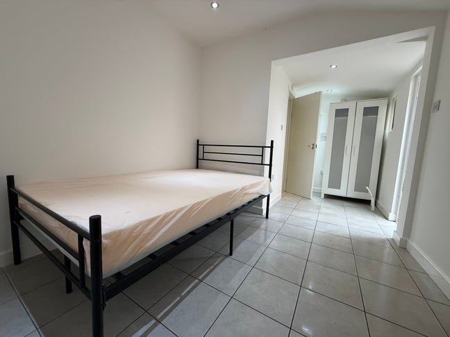 Double Bedroom with En-suites in Luton Town Centre Main Photo