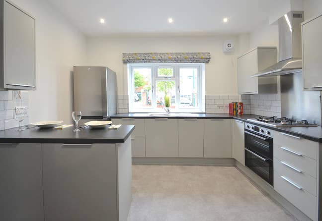 1 Bedroom Apartment - Modern with Parking  Main Photo