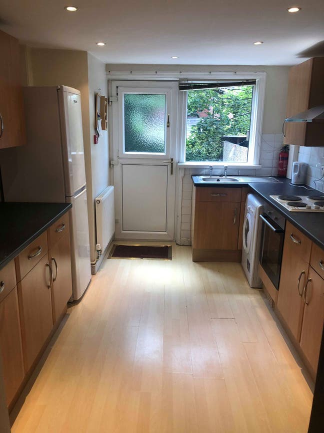 Female professional houseshare inc bills & council Main Photo