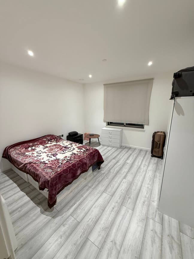 Modern 2 bed Flat w Balcony in Bow Main Photo