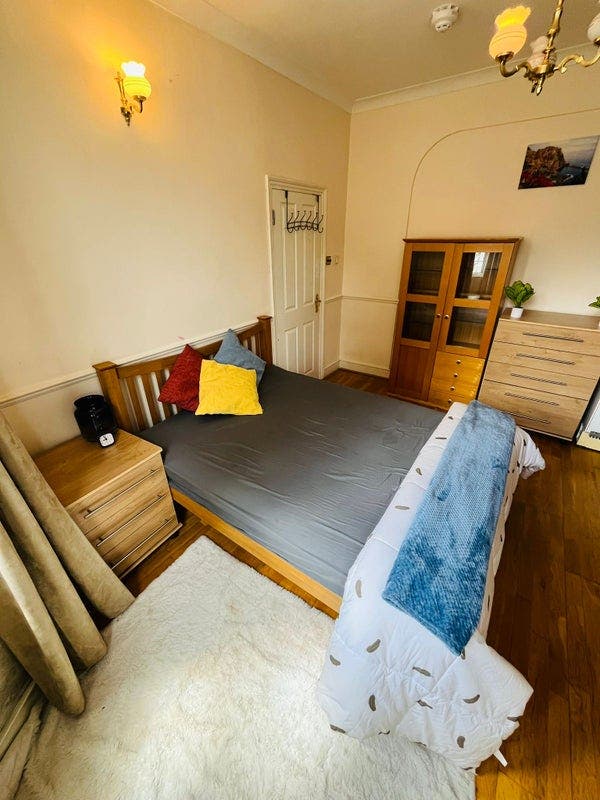 Bright Room with Garden | 5 mins Streatham Station Main Photo