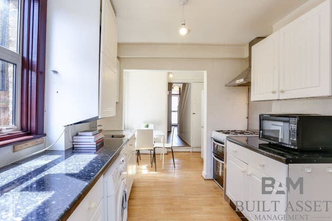 Large Double room close to Northfields Underground Main Photo