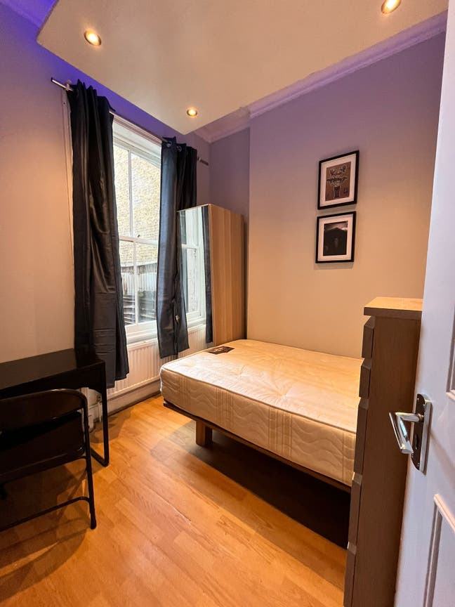 Spacious double room available NOW  Main Photo