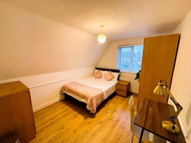 Large ensuite dble I Large communal area I Friendl Main Photo