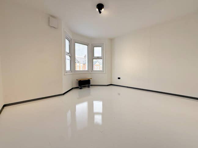 Northfields Ave 1 Bed Main Photo