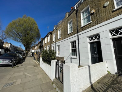 Suite with double bed,sitting rm/office,ensuite Main Photo