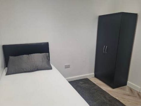 Single Room is available for rent - E6 6JH Main Photo