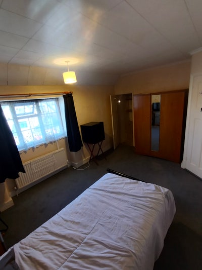 Double room for a lodger, 5mins from Central Line Main Photo