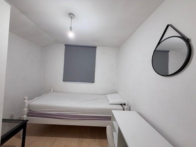 Well Sized single room Available  Main Photo