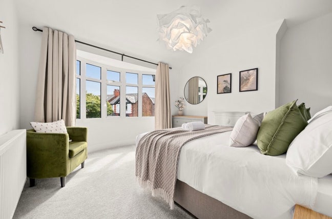 Stylish 5 Bedroom, Newly Renovated Cheshire Home Main Photo