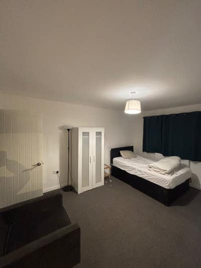 Spacious & Cosy Studio for Rent in MK13 7 NY Main Photo