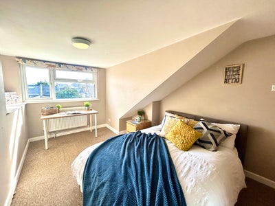 Large Loft Room Available Now 🏡🙌💛 Main Photo