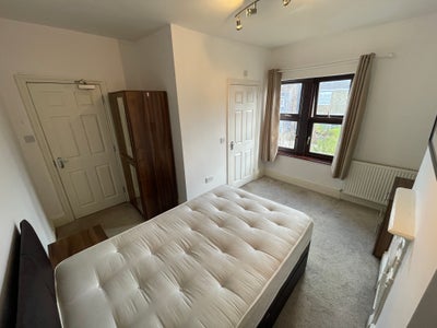 Available room to let in Garton End Road  Main Photo