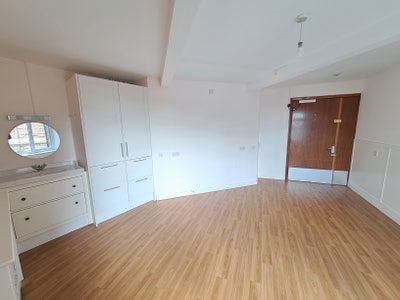  Rooms available - All bills Inc Main Photo