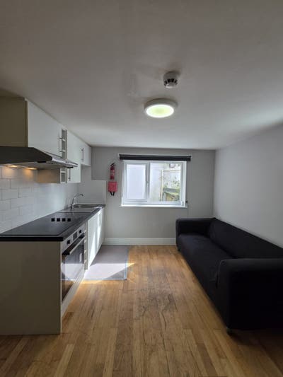 Spacious 2 Bed Flat in Roath Main Photo
