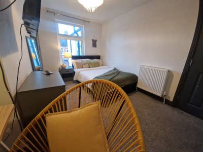 Ensuite 1st month half price⬇️.4 mins walk DM Main Photo