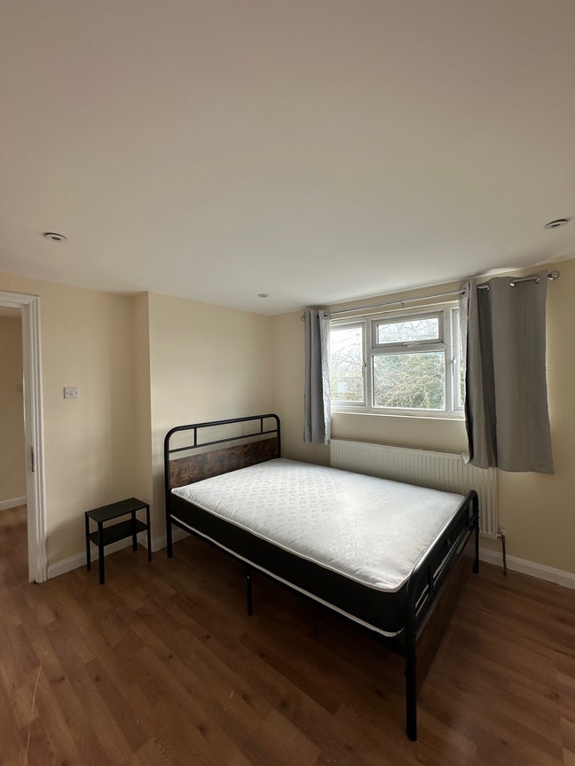 Spacious Double Room for Rent Main Photo
