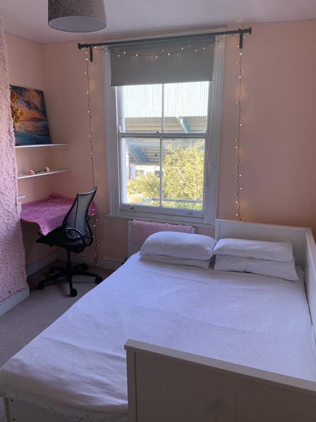 Double room in cosy home with 2 great women! Main Photo