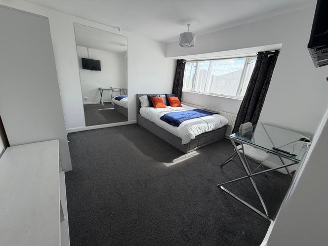 🏡&pound;650 P/M Large, Bright Ensuite Room!  Main Photo