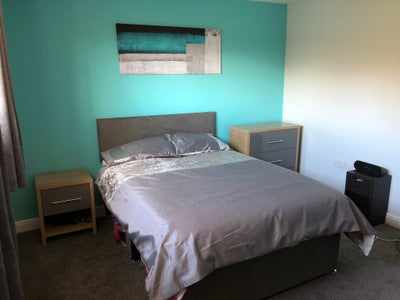 Lovely en-suit near hospital , available now Main Photo