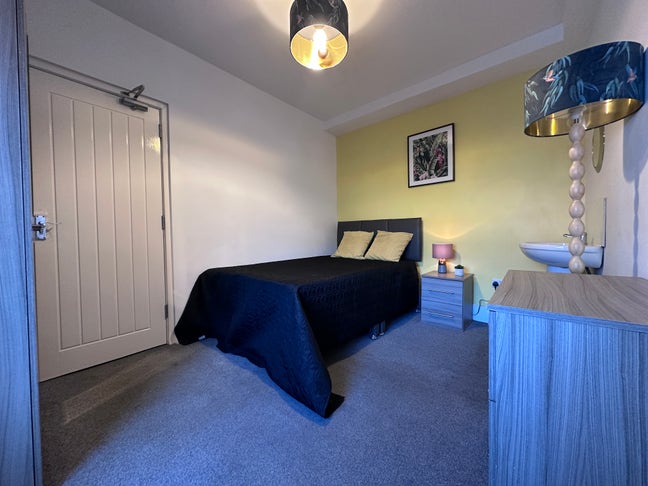 Clean Double size Room  nr town and stations &pound;720 Main Photo