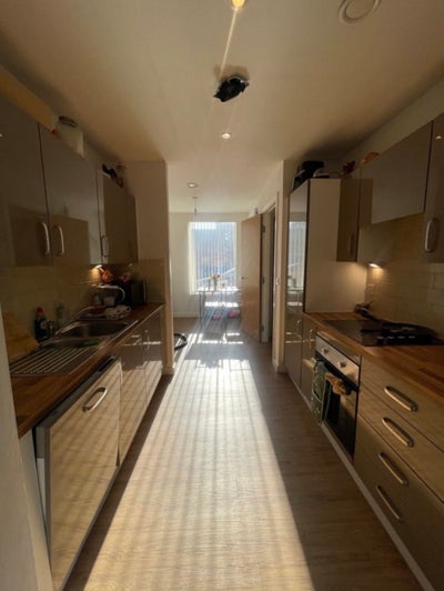 Centrally located spacious room Main Photo