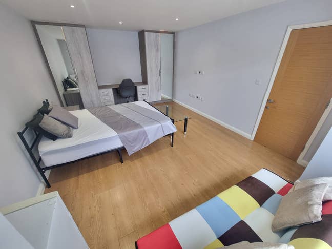 WOW - large double room w private bathroom Main Photo