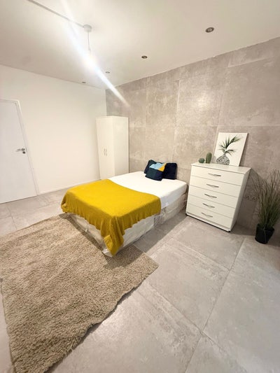 *Great Double Room Ensuite in Fantastic Location Main Photo