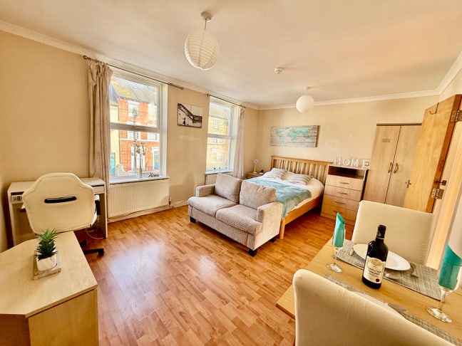 1 bed apartment, 10 mins walk to central station   Main Photo