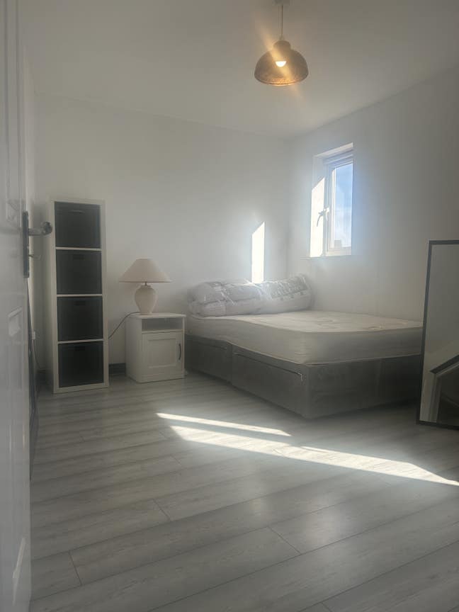 Peaceful Double Room with Private Bathroom Main Photo