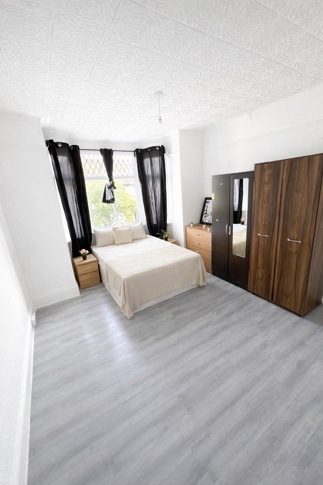 *Cheap Spacious Double Room Next to Picadilly Line Main Photo