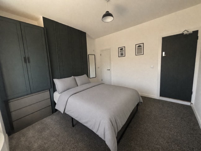 Double ensuite room in quiet  co-living house Main Photo