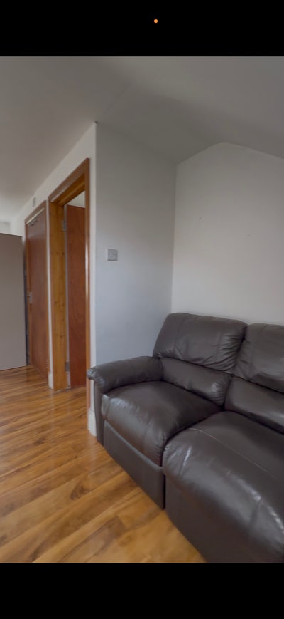 En-suite extra large loft room for rent  Main Photo