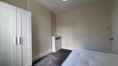 Fully Furnished double Bedroom - Manor Main Photo