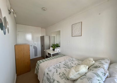 Commercial Road E1 large Double Room! Main Photo