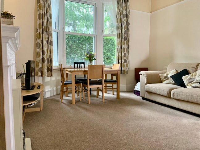 Bright Double Room | 5 mins Gunnersbury Tube  Main Photo