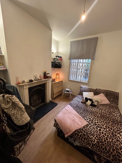 Double Room Available Mile End Main Photo