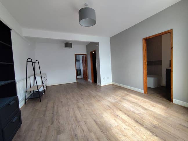 Large Studio Flat Weston Town Centre Main Photo
