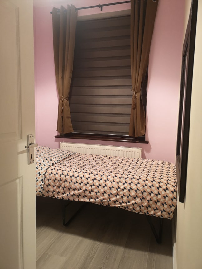 Short Let Temporary Stay Box Room  Main Photo