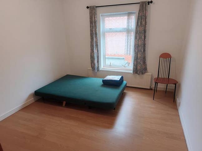 Single ? Stay near work Main Photo