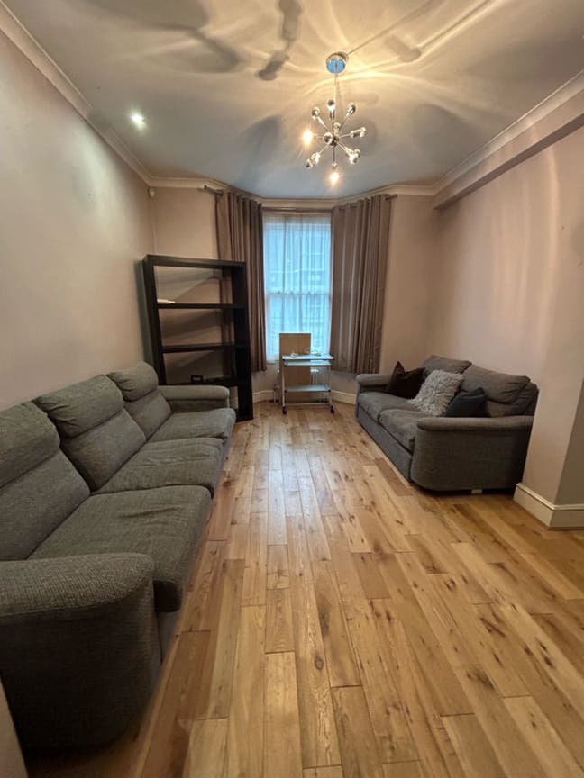 1 Room available Main Photo