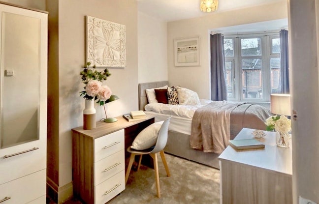 Double room next to Luton Airport - BILLS incl. Main Photo